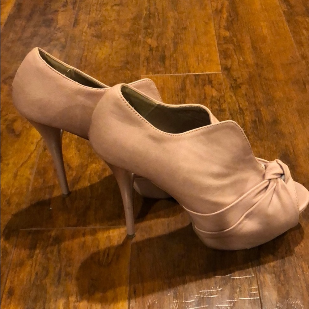 Heels - Picture 4 of 4
